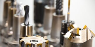 Co jest lepsze aceton czy frezarka?