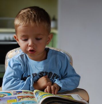 Czy krzesełko do karmienia musi mieć podnóżek?