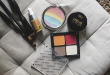 Jak nakładać róż i rozświetlacz?