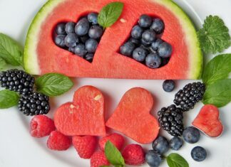 Jak usunąć martwy naskórek z ust? Jak usunąć martwy naskórek z ust?