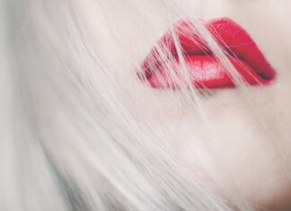 Z czego robi się pomadki do ust? Z czego robi się pomadki do ust?