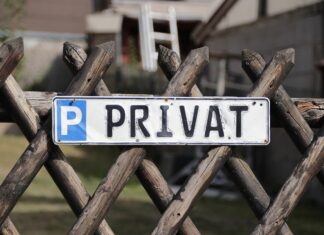Czytelność przede wszystkim – jak projektować tablice informacyjne, które naprawdę prowadzą użytkownika? tablice informacyjne